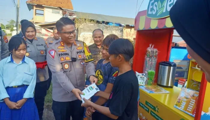Kapolres Indramayu Serahkan Bantuan untuk Sopyah, Perempuan yang Jadi Kuli Bangunan