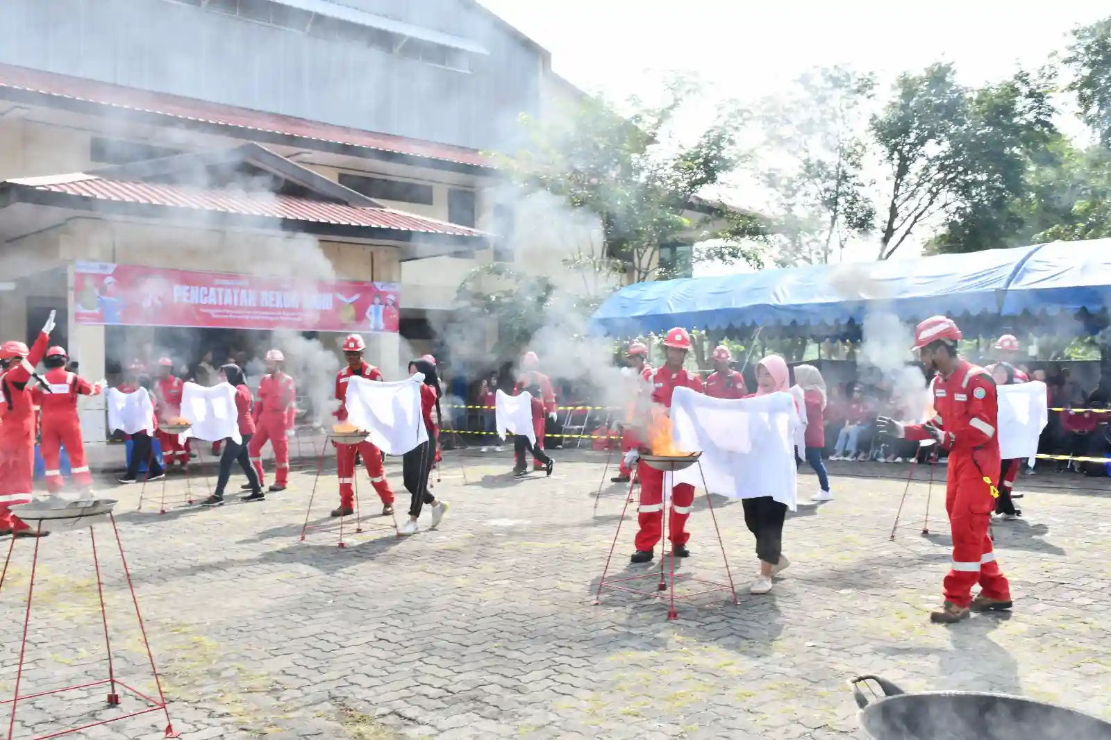 pencatatan rekor muri simulasi pemadaman api peserta terbanyak