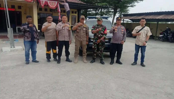 Menjelang HUT RI ke-79 Kapolsek Kedokanbunder dan TNI Serta Pol PP Keliling Desa