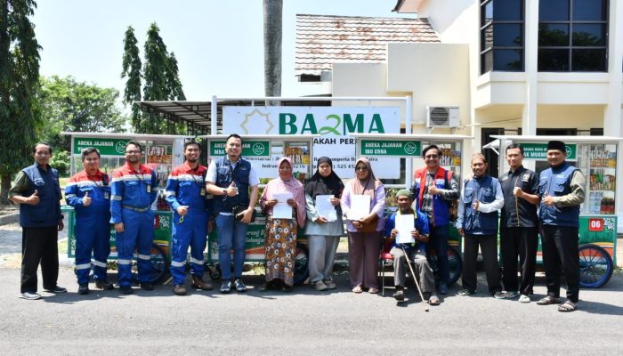Sejahtera Bareng Bazma, Penyandang Disabilitas di Indramayu Terima Bantuan Gerobak Dagang