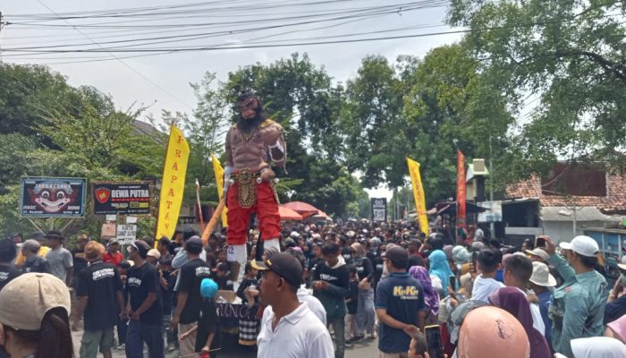 Warga Desa Gadingan Kecamatan Sliyeg Lestarikan Tradisi Unjung Buyut Dengan Karnval Yang Meriah!