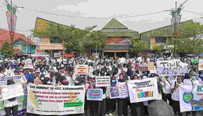 Kerja Maksimal Gaji Minimal, Ribuan Honorer di Indramayu Gelar Aksi