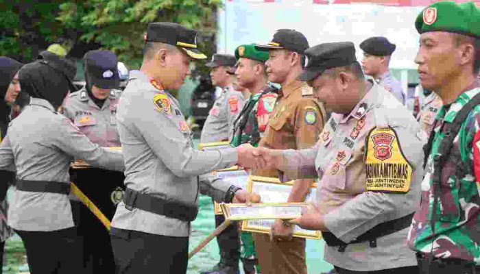 AKBP Ari Setyawan Wibowo,Beri Penghargaan Kepada Personel Berprestasi