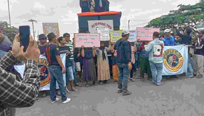 Demo Warga Kecamatan Juntinyuat Indramayu, Tuntut Kesejahteraan