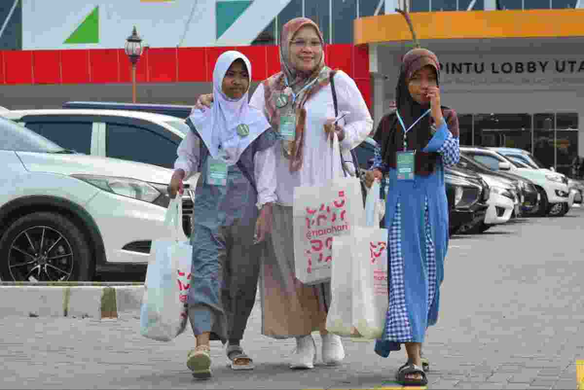 Perwira Pertamina Bagikan Baju Baru Untuk Anak Yatim