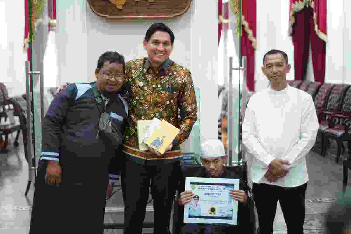 Bupati Berikan Penghargaan Kepada Rizal Disabilitas Dari Hasil Karya Tulis