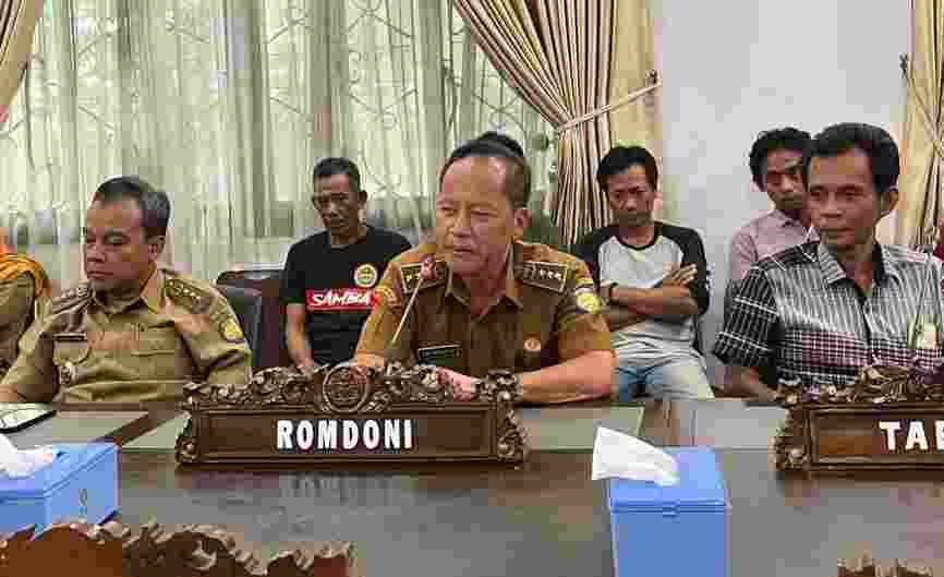 Kecewa Dengan Pemdes Tenajar Lor,Warga Mengadu ke DPRD Indramayu