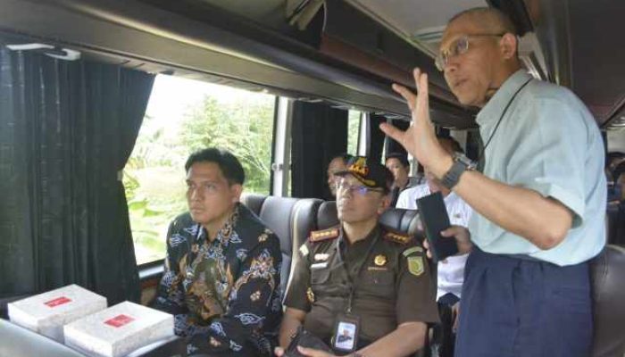 Bupati Indramayu Lucky Hakim Tinjau Proyek Pelebaran Jalan Sukareja-Sukaurip