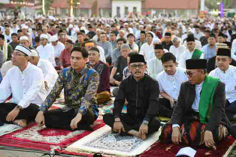 Bupati Bersama Wakil Adakan Sholat Idhul Adha Di Alun-Alun Indramayu