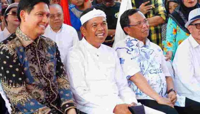 KDM dan Lucky Hakim Tinjau Pembangunan Pabrik Sepatu di Desa Cikawung