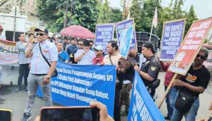Persatuan Wartawan Adakan Demo Di Pendopo Indramayu