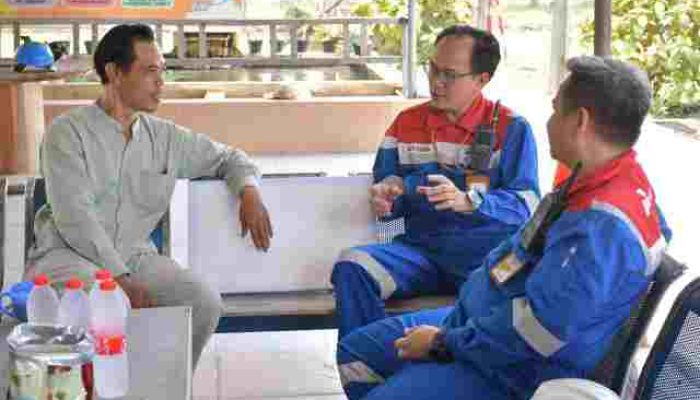 Patra Niaga Balongan Berikan Bantuan Betonisasi Jalan Desa Kiarasari Subang