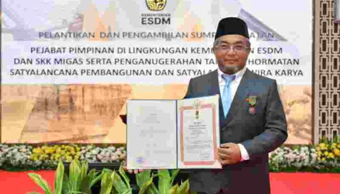Manager Commrel dan CSR Terima Tanda Kehormatan dari Presiden