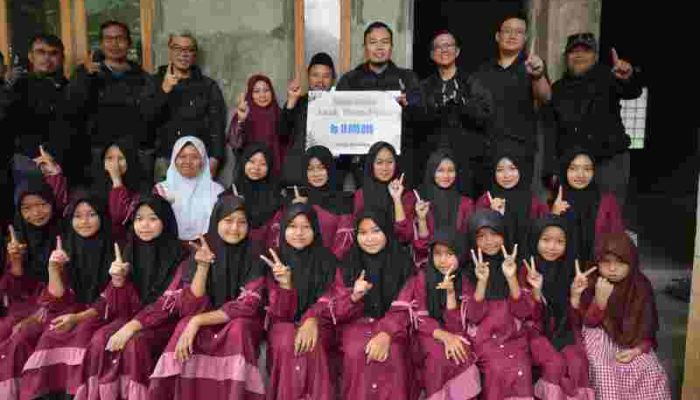 Pertamina Patra Niaga Kilang Balongan Salurkan Santunan Rp10 Juta 