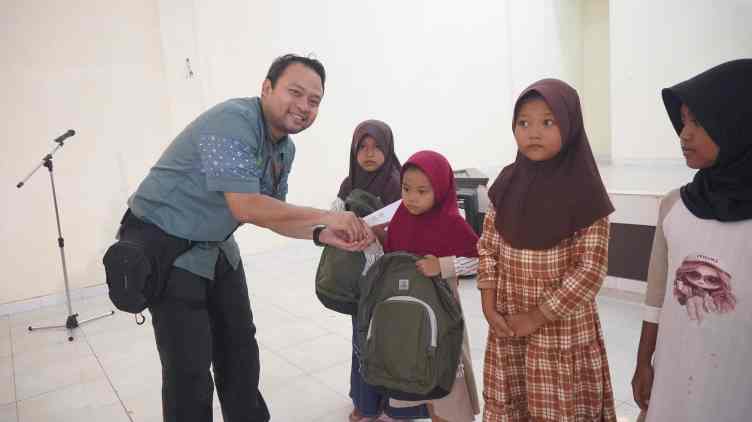Nyata Bentuk Peduli Pekerja Pertamina, Salurkan 100 Paket Pendidikan